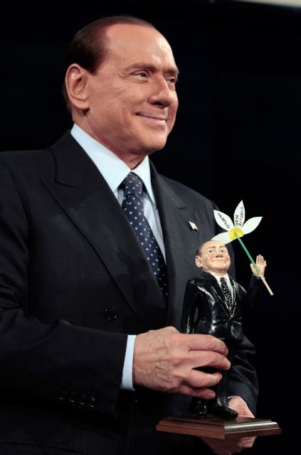 Δημοσκοπική άνοδο φέρνει στην ιταλική δεξιά η επάνοδος του Καβαλιέρε